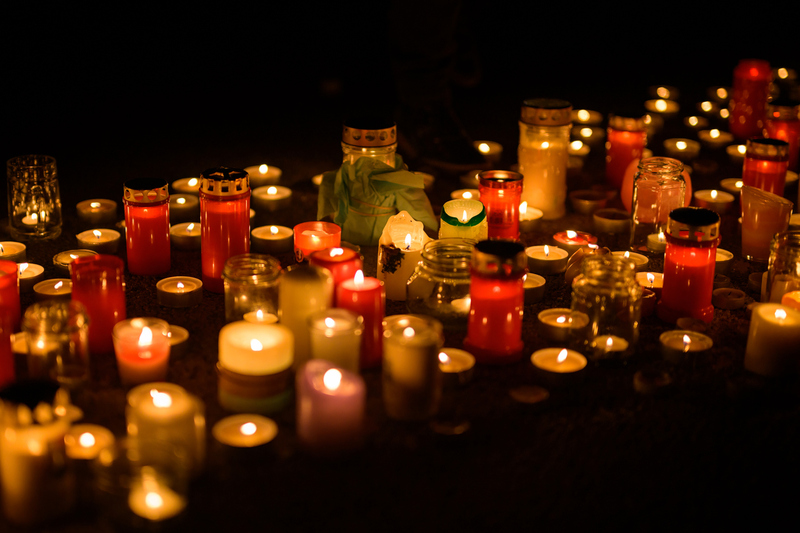 Kerzen am Friedhof