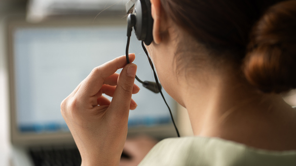 Frau am Telefon