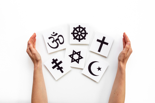 Symbole der Weltreligionen auf Zetteln